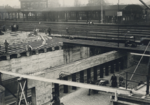 824335 Afbeelding van de werkzaamheden ten behoeve van de verlenging van de tunnel onder het Centraal Station in de ...